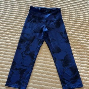 Old Navy active Capri leggings. Very minimal wear excellent condition.